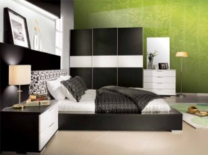 dormitor mobilier alb maro tapet verde